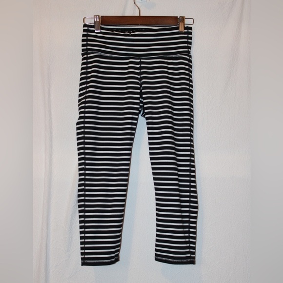 Athleta Pants - Athleta Chaturanga Cropped Stripe Leggings size small